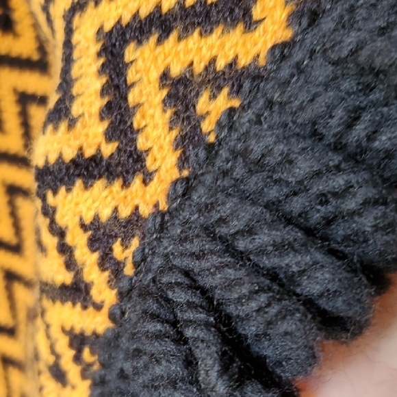 Vintage England Toplet Chevron Poncho in Black and Gold - Picture 6 of 8